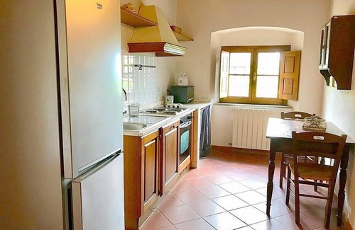 Bucine Casa | Borgo Bello E: Un característico y acogedor apartamento de dos pisos en el estilo característico de la campiña toscana.