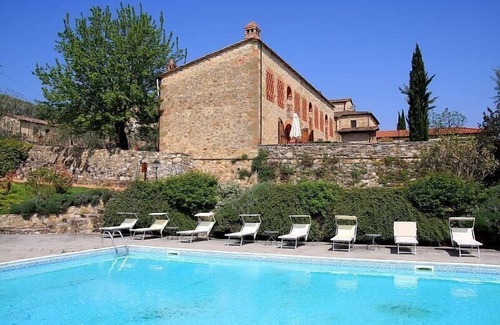 Bucine Casa | Borgo Bello E: Un característico y acogedor apartamento de dos pisos en el estilo característico de la campiña toscana.