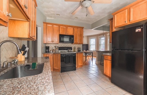 Revere Apartamento | Boston 4BD-5 min walk to Train&Beach/10min-Airport-Free Parking