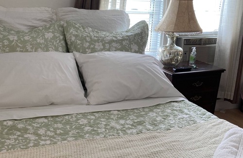 West Roxbury Apartamento | BOSTON-PRIVATE SUITE, CLEAN, QUIET, WALK TO TRAIN & BUSES IN BOSTON