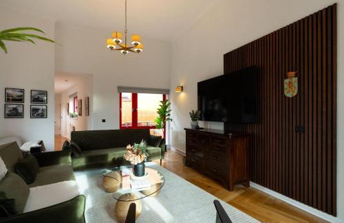 North West Casa | Botanic House - 3BR Home - Private Parking