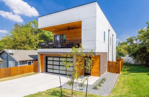 Cedar Crest Casa | Bottom District Skyline Retreat