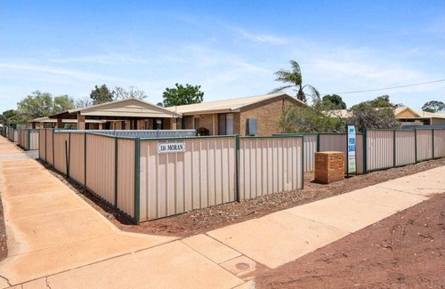 Victory Heights Casa | Boulder 3-bed, parking, garden. Ideal for hikers. Kalgoorlie Airport 1 km.