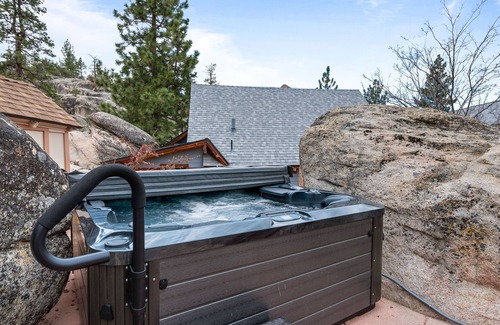 Boulder Bay Chalet De Esquí | Boulder Bay Chalet Lakefront- Elegantly Decorated With Hot Tub And Game Room! 3 Bedroom Chalet