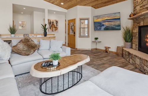 Boulder Bay Chalet De Esquí | Boulder Bay Chalet Lakefront- Elegantly Decorated With Hot Tub And Game Room! 3 Bedroom Chalet