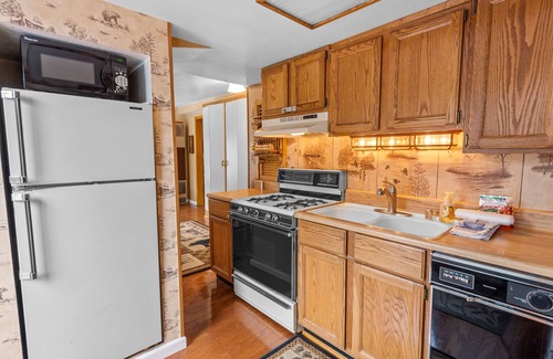 Boulder Bay Cabina | Boulder Pines - AC, Walk to Lake, Hot Tub, Smart TV
