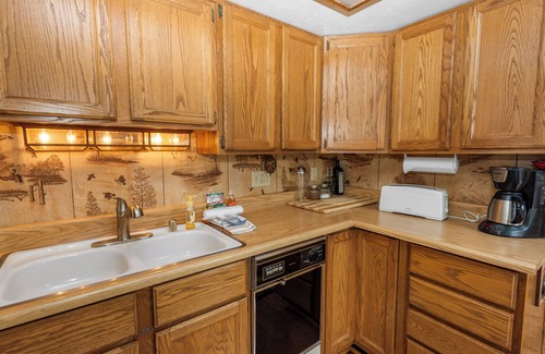 Boulder Bay Cabina | Boulder Pines - AC, Walk to Lake, Hot Tub, Smart TV