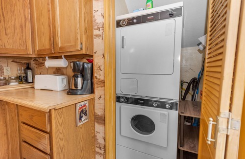 Boulder Bay Cabina | Boulder Pines - AC, Walk to Lake, Hot Tub, Smart TV
