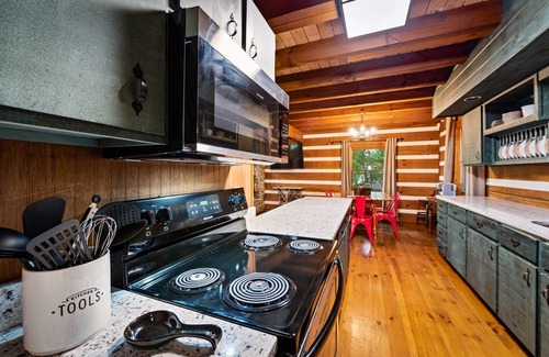 Mentone Cabina | Boulder Pointe- fire pit, hot tub, pet friendly!