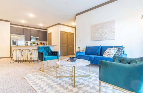 Middletown Apartamento | Charming 2BR Retreat | Pool, Parking, Gym
