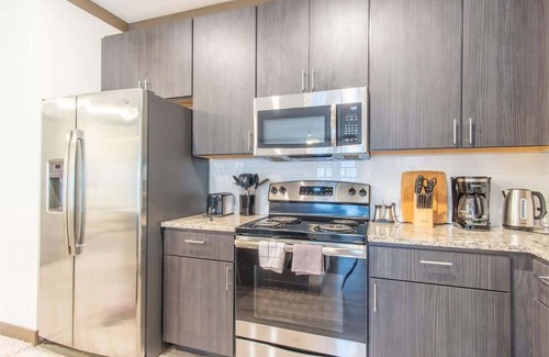 Middletown Apartamento | Charming 2BR Retreat | Pool, Parking, Gym