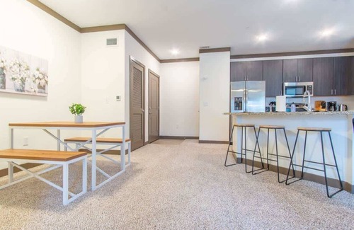 Middletown Apartamento | Charming 2BR Retreat | Pool, Parking, Gym