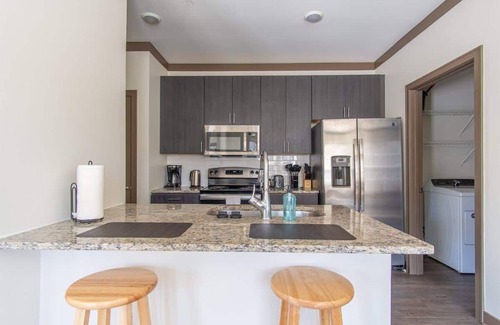 Middletown Apartamento | Expansive 1-Bedroom Suite | Pool, Parking & Gym