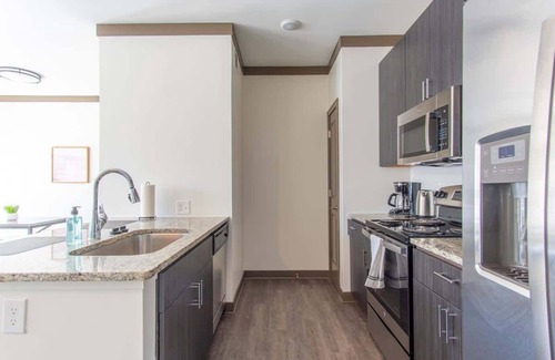 Middletown Apartamento | Expansive 1-Bedroom Suite | Pool, Parking & Gym