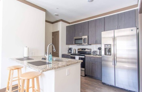 Middletown Apartamento | Expansive 1-Bedroom Suite | Pool, Parking & Gym