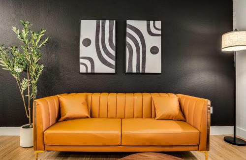 Glendale Sports and Entertainment District Apartamento | Boulevard Stays Luxe 2BR by Stadium Pool Parking Gym 02