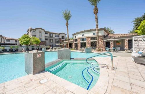 Glendale Sports and Entertainment District Apartamento | Boulevard Stays Luxe 2BR by Stadium Pool Parking Gym 02