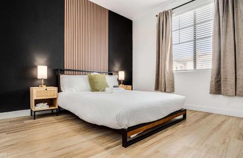 Glendale Sports and Entertainment District Apartamento | Boulevard Stays Luxe 2BR by Stadium Pool Parking Gym 02