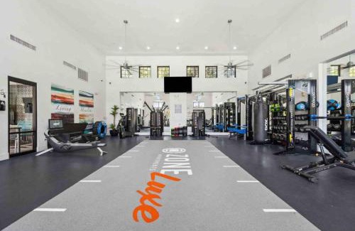 Glendale Sports and Entertainment District Apartamento | Boulevard Stays Luxe 2BR by Stadium Pool Parking Gym 02