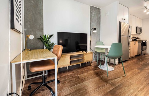 Garfield Apartamento | Boulevard Stays Modern Highrise STU Sky Pool, Parking, Gym 09