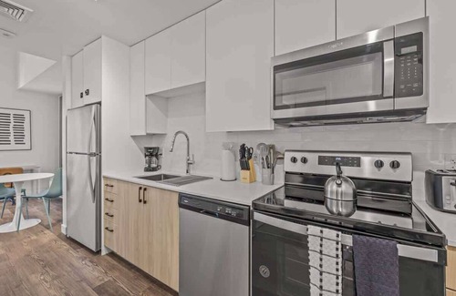 Garfield Apartamento | Boulevard Stays Modern Highrise STU Sky Pool, Parking, Gym 09