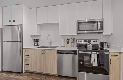 Garfield Apartamento | Boulevard Stays Modern Highrise STU Sky Pool, Parking, Gym 09