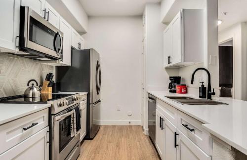 Chandler Apartamento | Boulevard Stays Quiet Modern 1BR Pickleball Pool Parking Gym 01