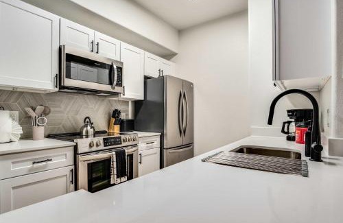 Chandler Apartamento | Boulevard Stays Quiet Modern 1BR Pickleball Pool Parking Gym 04