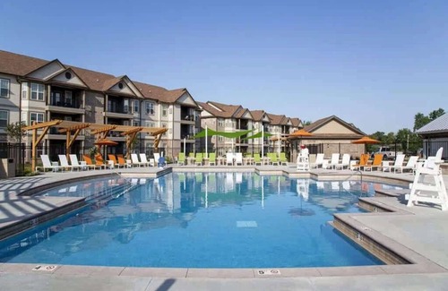 Middletown Apartamento | Boulevard Stays Stylish 1BR Secure Parking, Pool & Gym