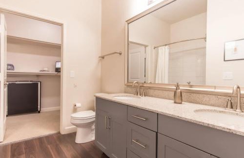 Richardson Apartamento | Boulevard Stays Trail Access Plus Parking Pool and Gym