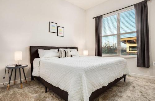Richardson Apartamento | Boulevard Stays Trail Access Plus Parking Pool and Gym