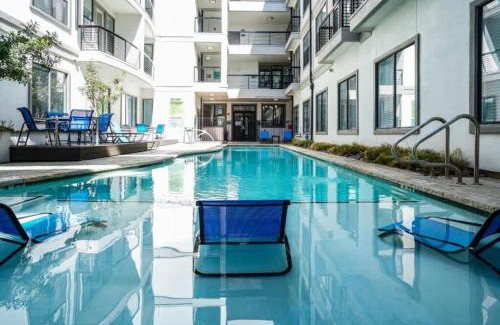 Travis Heights Apartamento | Boulevard Stays Walk to Downtown 1BR SoCo Pool Parking Gym 06