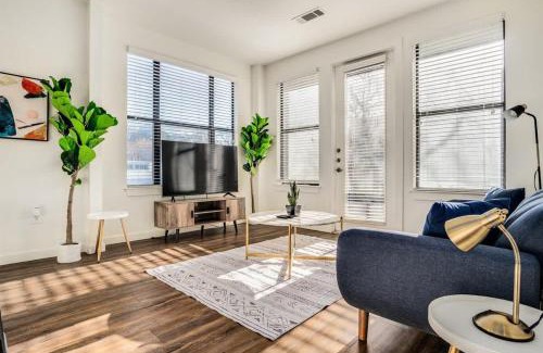 Travis Heights Apartamento | Boulevard Stays Walk to Downtown 1BR SoCo Pool Parking Gym 06