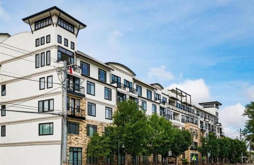 Travis Heights Apartamento | Boulevard Stays Walk to Downtown 1BR SoCo Pool Parking Gym 06