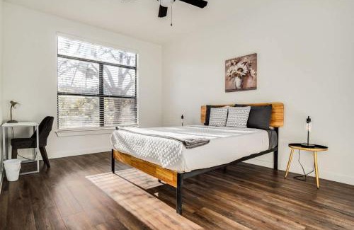 Travis Heights Apartamento | Boulevard Stays Walk to Downtown 1BR SoCo Pool Parking Gym 06