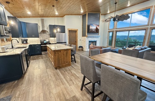 Morganton Cabina | Boundless Views - Pet Friendly | Hot Tub | Panoramic Mountain Views