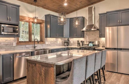 Morganton Cabina | Boundless Views - Pet Friendly | Hot Tub | Panoramic Mountain Views
