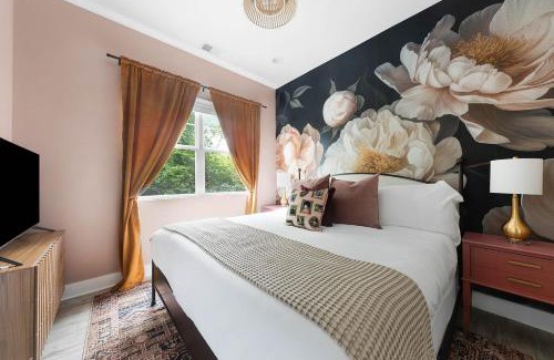 Katie Hill Neighborhood Casa | Bourbon & Bubbles - Rooftop Hot Tub & Speakeasy