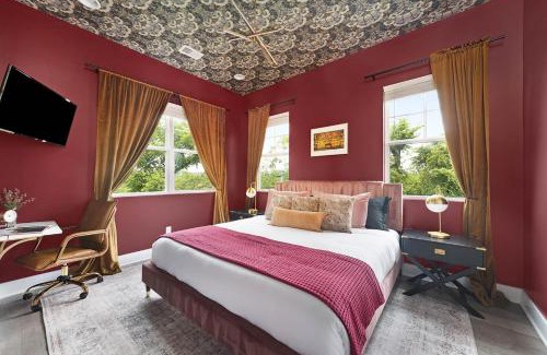 Katie Hill Neighborhood Casa | Bourbon & Bubbles - Rooftop Hot Tub & Speakeasy
