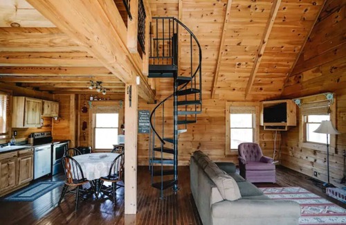 Mount Eden Cabina | Bourbon Country Cabin Loft style cabin, great location to visit KY distilleries