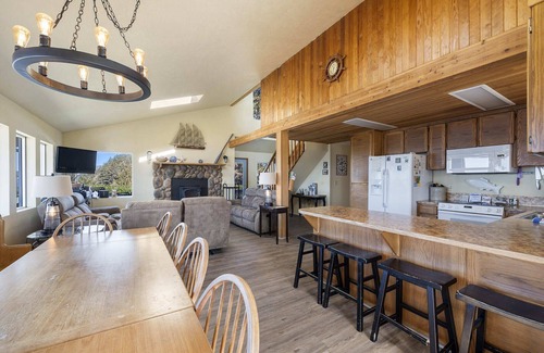 Tillamook Casa | Bourbon Place Retreat, Bañera de hidromasaje, Sala de juegos
