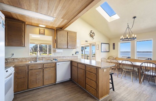 Tillamook Casa | Bourbon Place Retreat, Bañera de hidromasaje, Sala de juegos