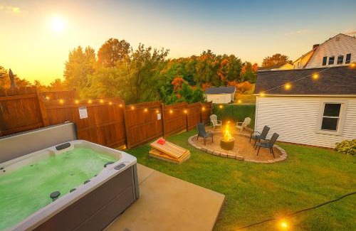 Springfield Casa | Bourbon Trail Fall Stay Hot Tub 3 King Suites in Kentucky