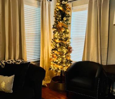 Springfield Casa | Bourbon Trail Fall Stay Hot Tub 3 King Suites in Kentucky