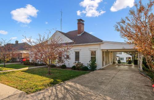 Springfield Casa | Bourbon Trail Fall Stay Hot Tub 3 King Suites in Kentucky