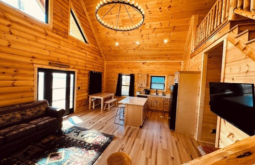 Harrodsburg Cabina | Bourbon Trail Retreat with Hot tub-8