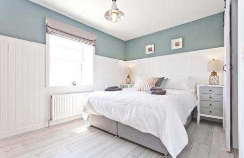 Bournemouth Casa | Bournecoast - Coastguard Cottage - Sea View - Garden - Hot Tub - HB6098