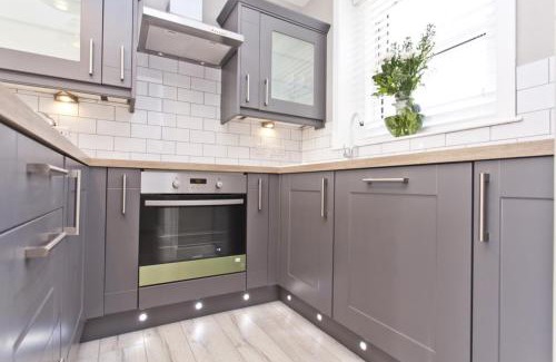 Bournemouth Casa | Bournecoast - Coastguard Cottage - Sea View - Garden - Hot Tub - HB6098