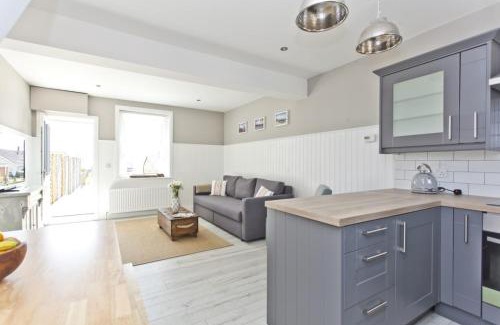Bournemouth Casa | Bournecoast - Coastguard Cottage - Sea View - Garden - Hot Tub - HB6098
