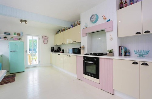 Southbourne Casa | BOURNECOAST: STYLISH INTERIOR - 1950 RETRO THEME - GARDEN - CONSERVATORY -HB7352